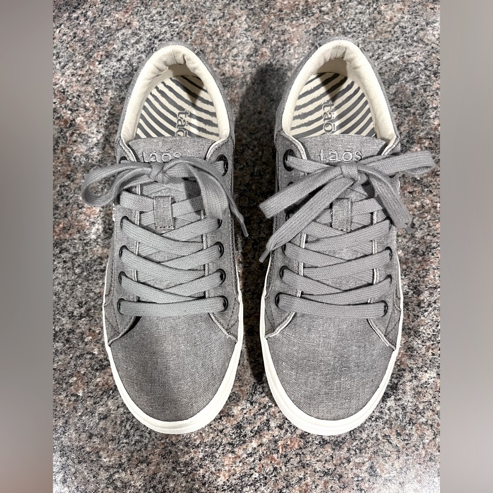 Women’s canvas sneaker